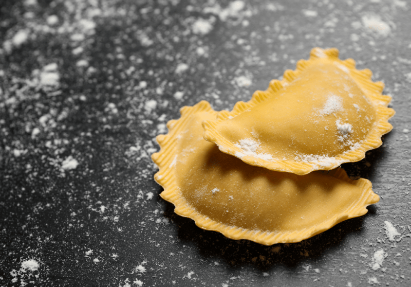 Hausgemachte Nudeln – Mezze Lune – gefüllt mit Birne und Gorgonzola in ...