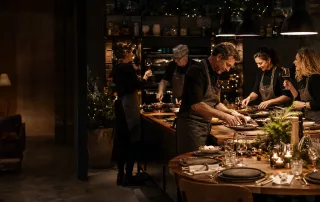 Team kocht gemeinsam bei einer Weihnachtsfeier in der Kochwerkstatt Wiesbaden